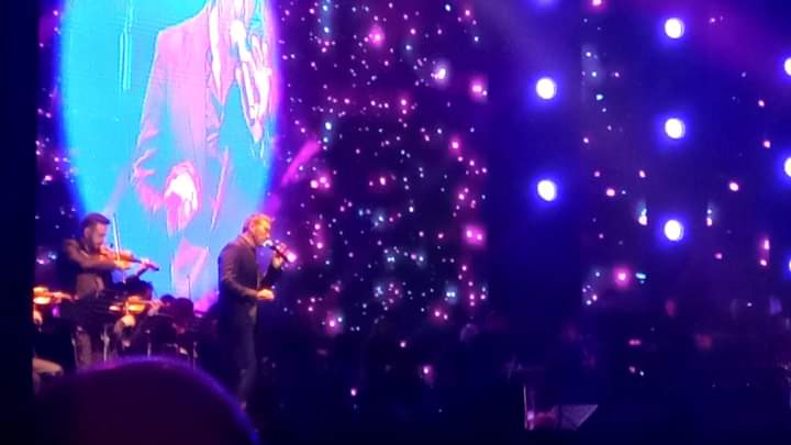 طلب زواج ومنع رجال الأمن من اعتراض الجماهير... كاظم الساهر يبدع في مصر (فيديو)